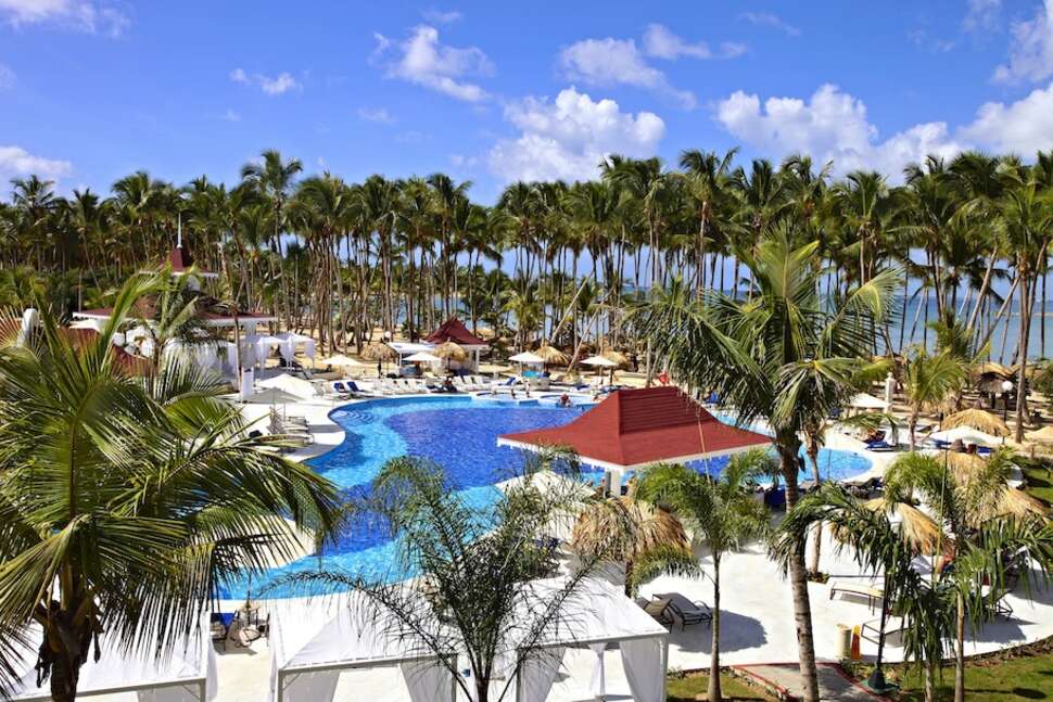 Een foto van het zwembad bij Luxury Bahia Principe Bouganville