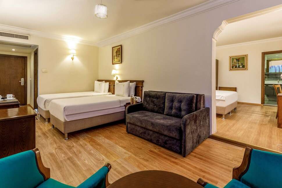 Ein Foto Golden Crown Hotel