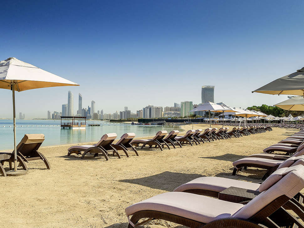 Ein Foto vom Strand beim Radisson Blu Hotel & Resort Abu Dhabi Corniche