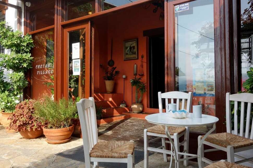 Een foto van het terras bij Cretan Village Hotel