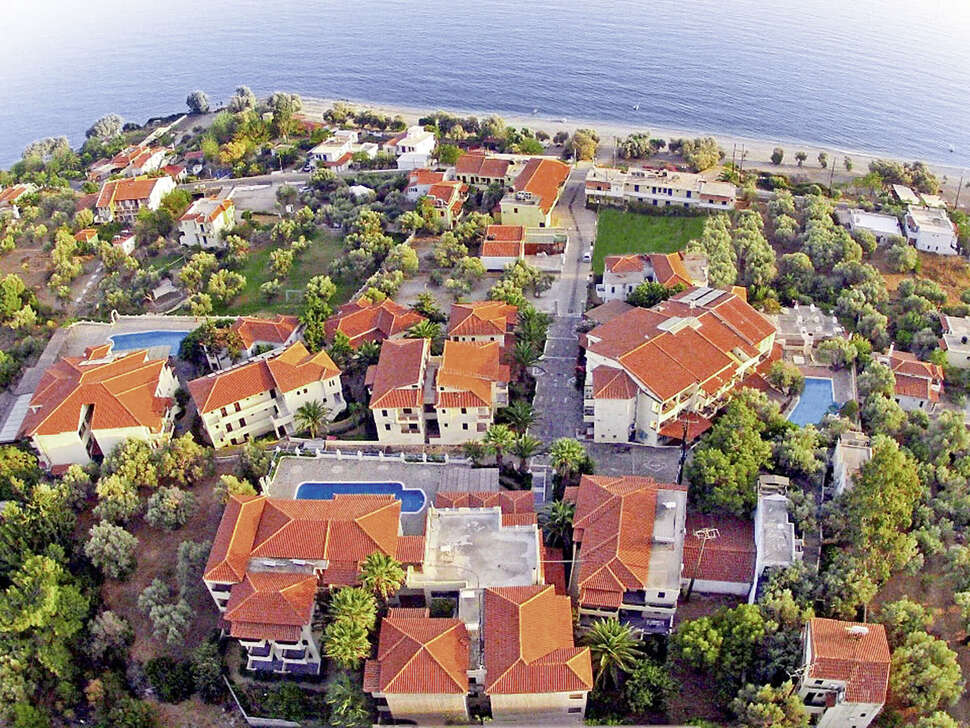 Een foto van de buitenkant van Kampos Village Resort