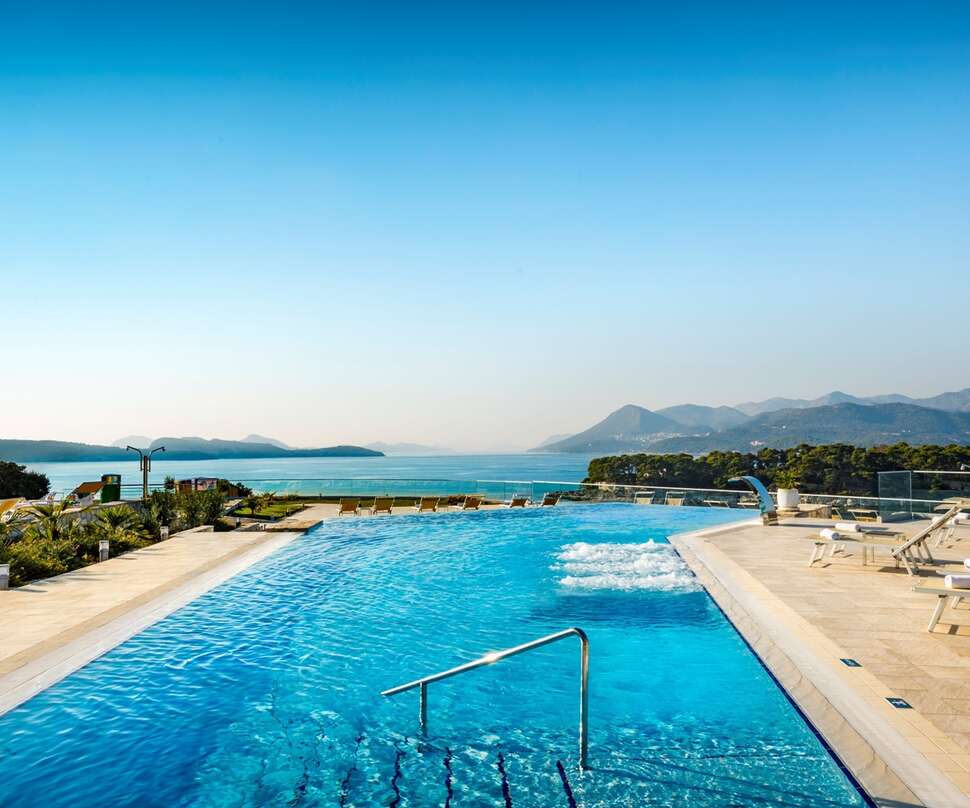 Een foto van het zwembad bij Valamar Argosy Hotel