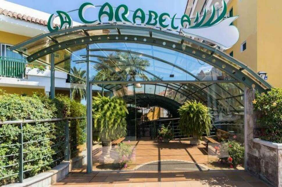 Een foto van de buitenkant van Appartementen La Carabela