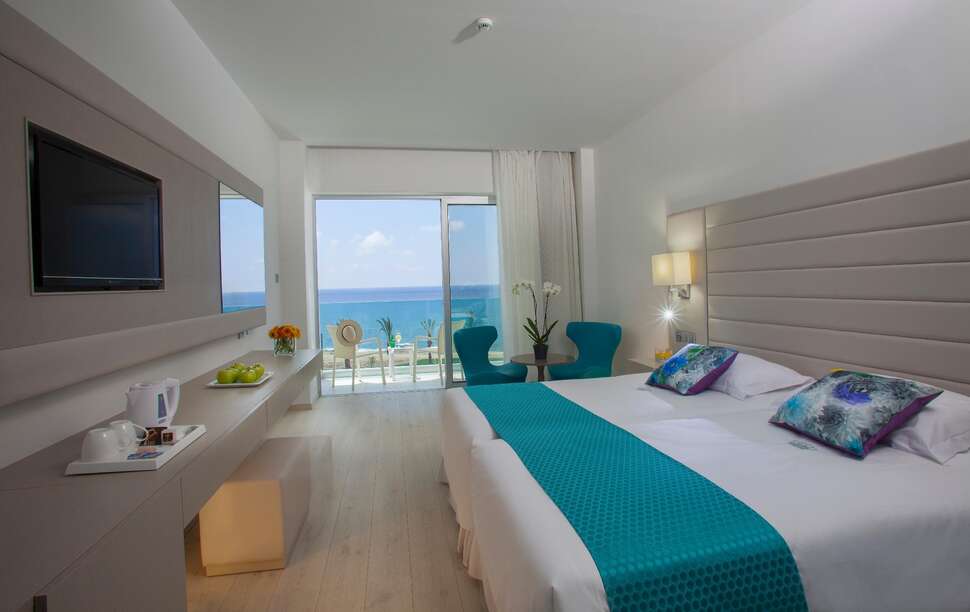 Een foto van The King Evelthon Beach Hotel & Resort
