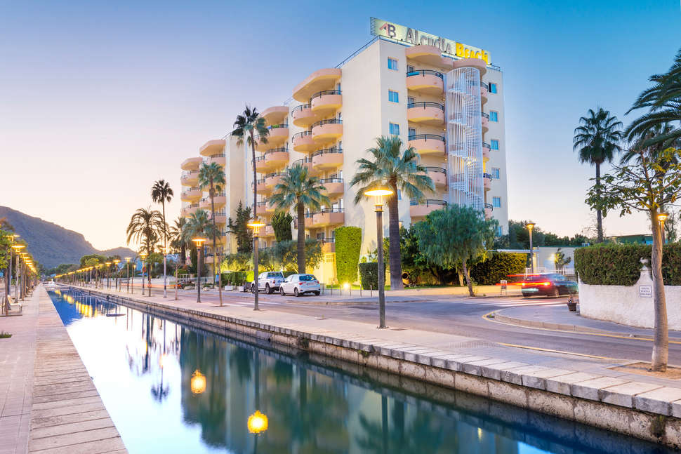 Ein Foto von der Außenansicht des Alcudia Beach Aparthotel