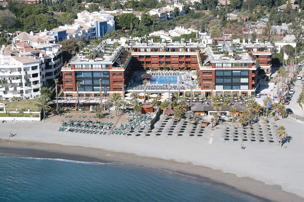 Een foto van het zwembad bij Gran Hotel Guadalpin Banus