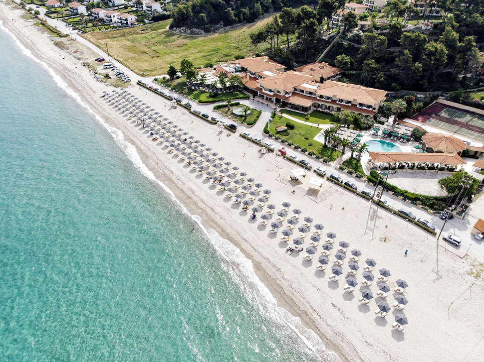 Een foto van het strand bij Possidi Holidays