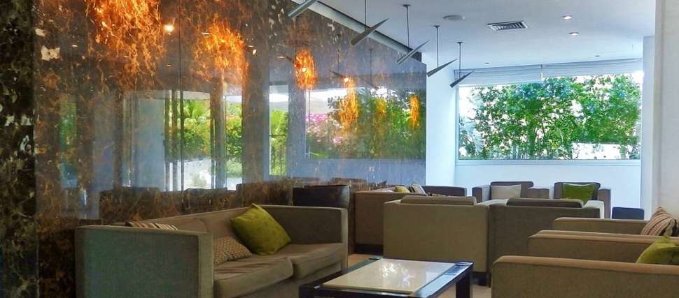 Een foto van het interieur van Grecian Sands Hotel