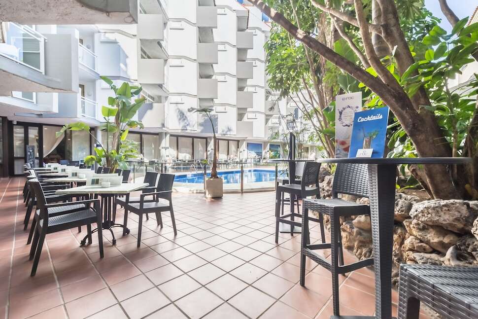 Een foto van het terras bij AluaSun Lago Rojo Hotel