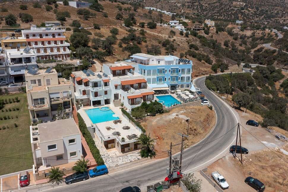 Een foto van het zwembad bij Adonis Hotel