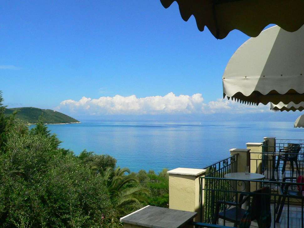 Een foto van het terras bij Apraos Bay Hotel