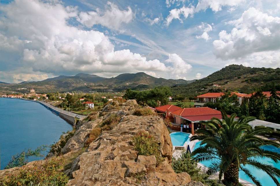 Een foto van de buitenkant van Alma Beach Hotel & Appartementen