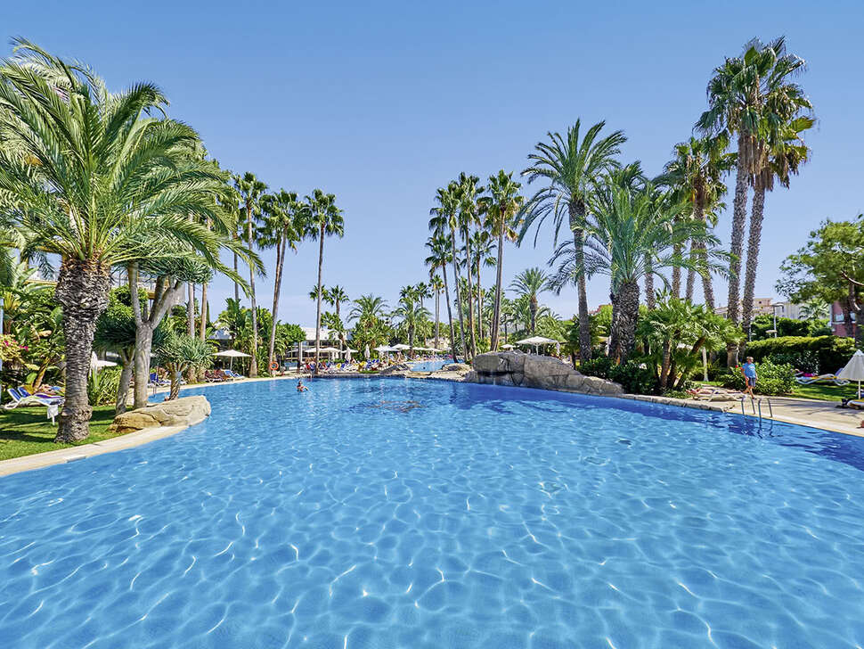 Een foto van het zwembad bij Allsun Hotel Estrella & Coral de Mar