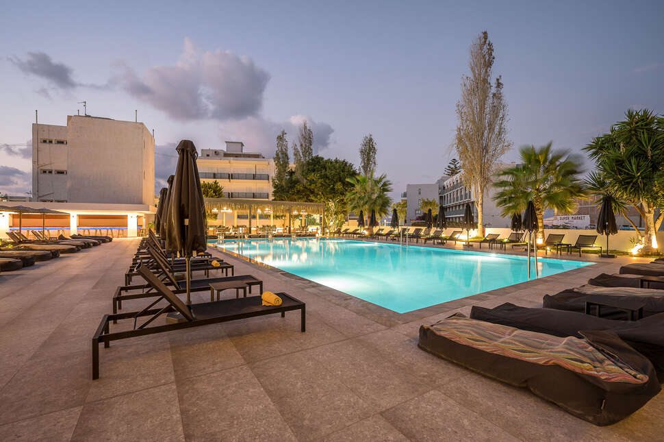 Een foto van het zwembad bij Heronissos Hotel