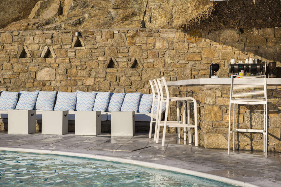 Een foto van het terras bij Mykonos Beach Hotel