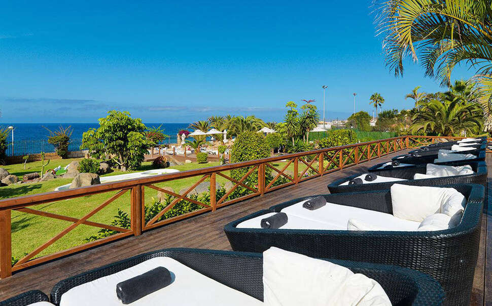 Een foto van het terras bij H10 Costa Adeje Palace