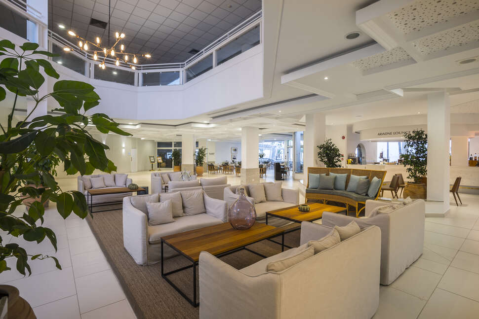Een foto van het interieur van Leonardo Plaza Cypria Maris Beach Hotel & Spa