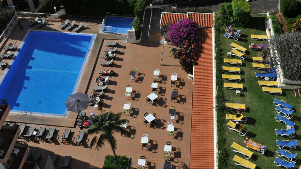 Een foto van het terras bij Dorisol Mimosa Hotel