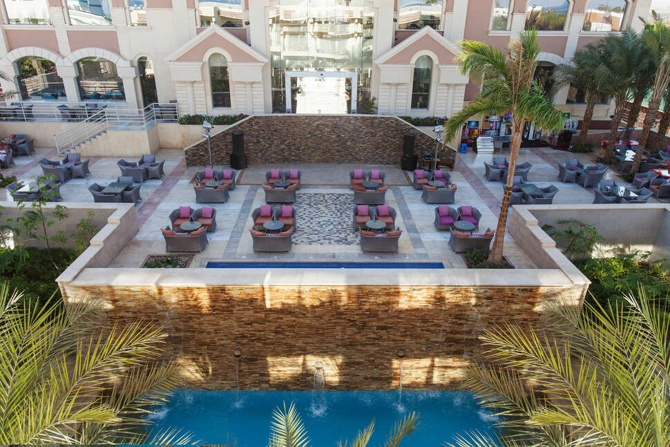 Een foto van het terras bij Xperience Sea Breeze Resort