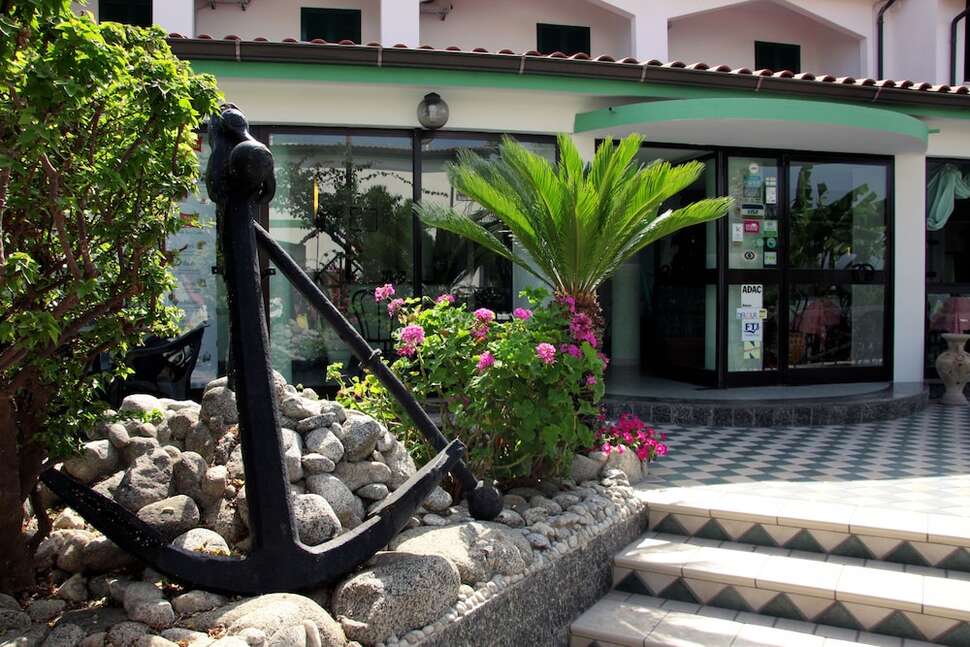Ein Foto von der Außenansicht des Hotel Marinella