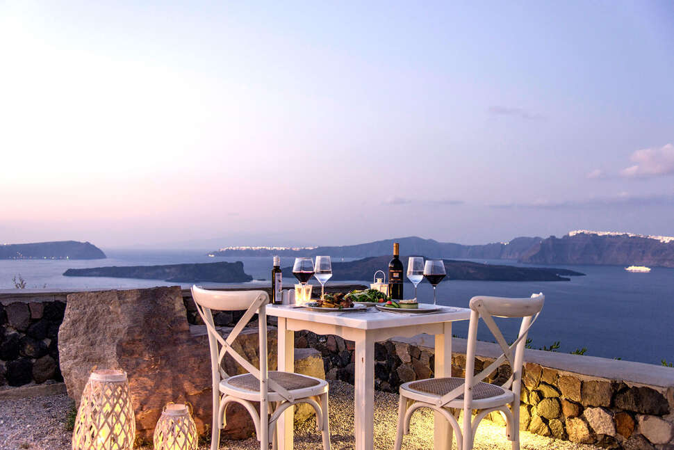 Een foto van het terras bij Kalestesia Suites
