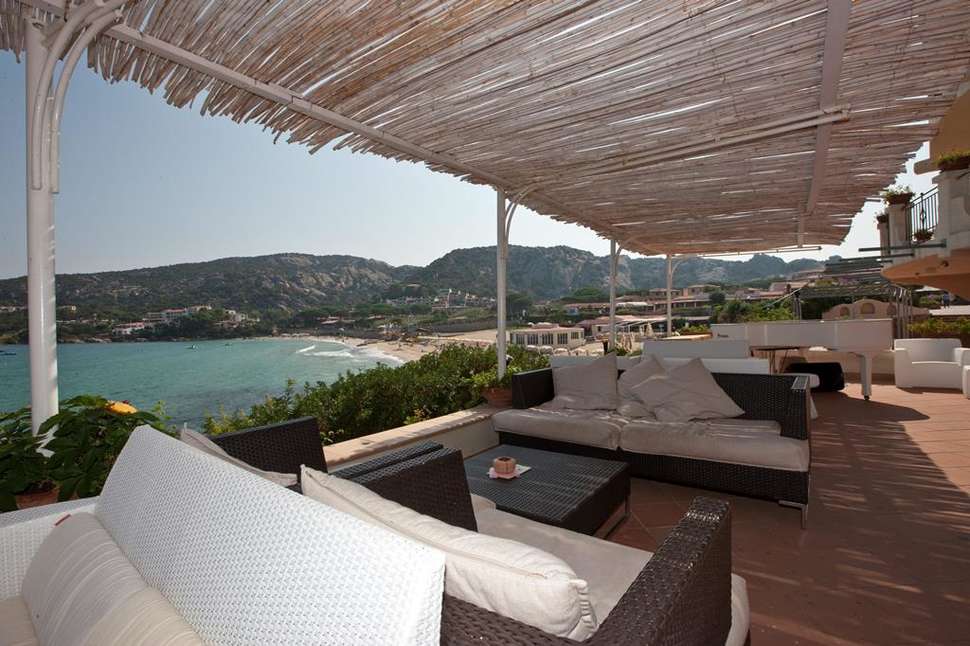 Een foto van het terras bij Club Hotel Baja Sardinia