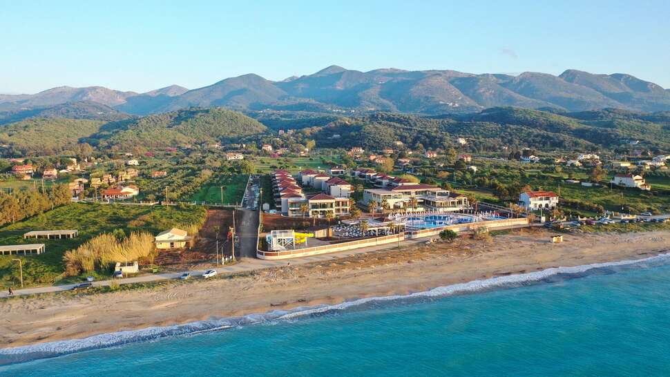 Een foto van het strand bij Almyros Beach Hotel