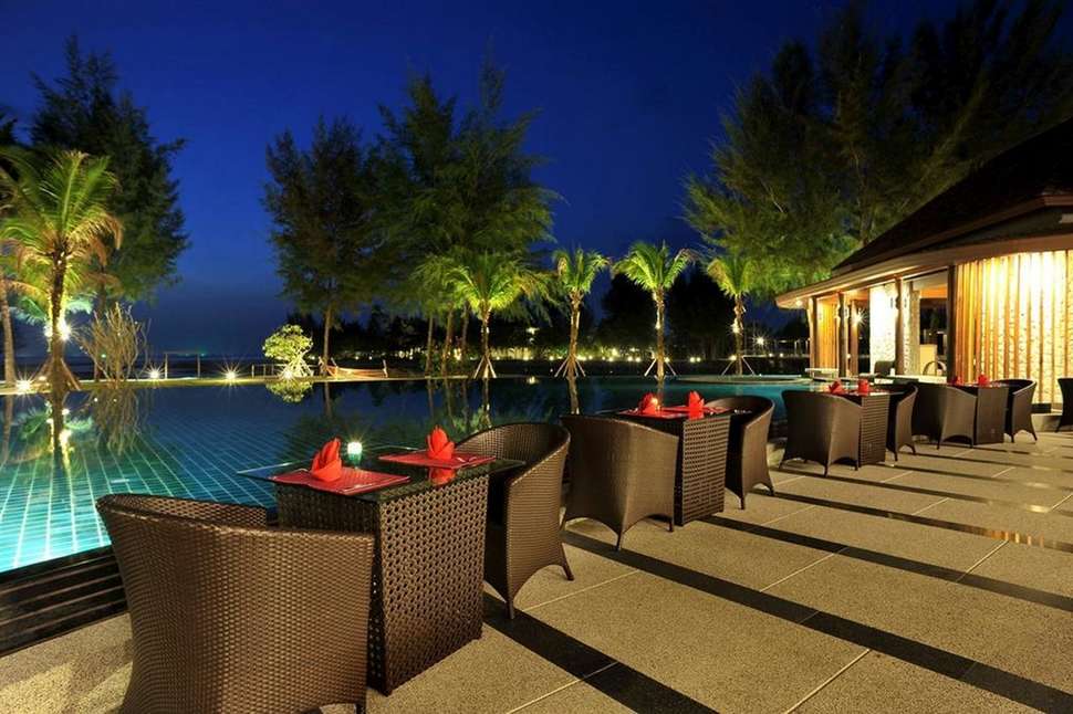 Een foto van het terras bij Apsara Beachfront Resort & Villa