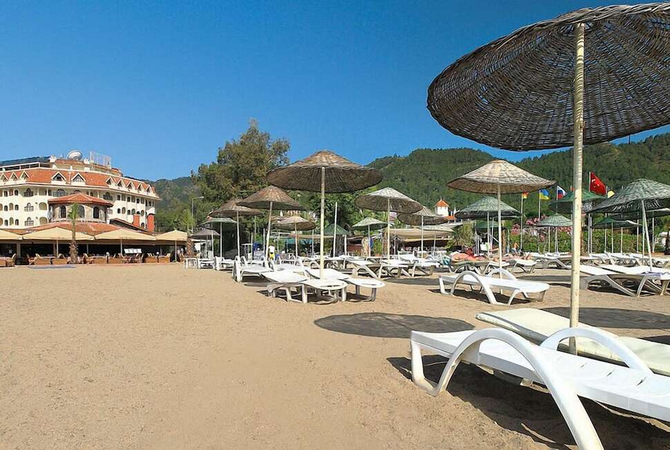 Een foto van het strand bij Fortuna Beach Hotel