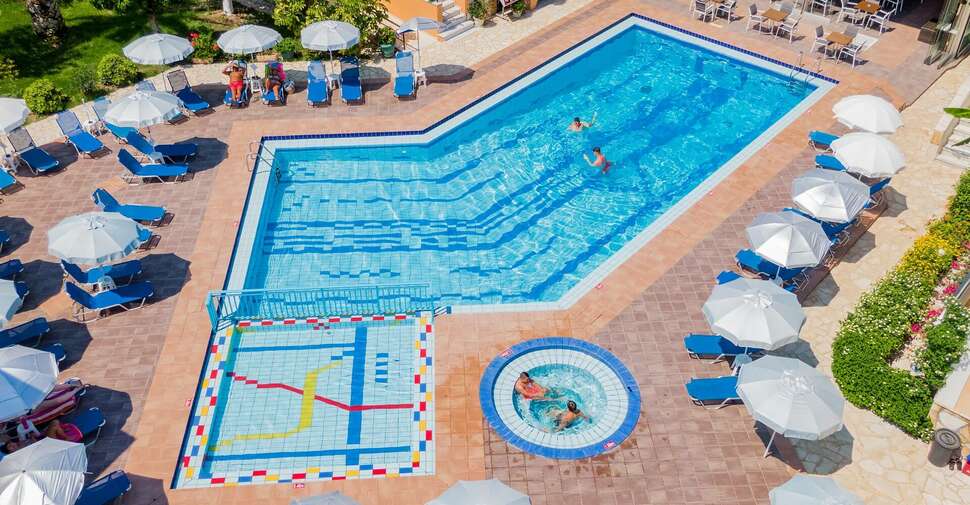 Ein Foto vom Pool im Hotel Oscar