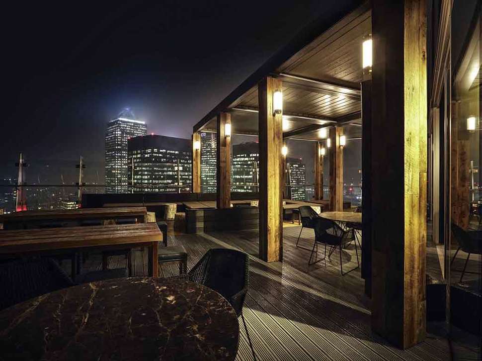 Een foto van het terras bij Novotel London Canary Wharf