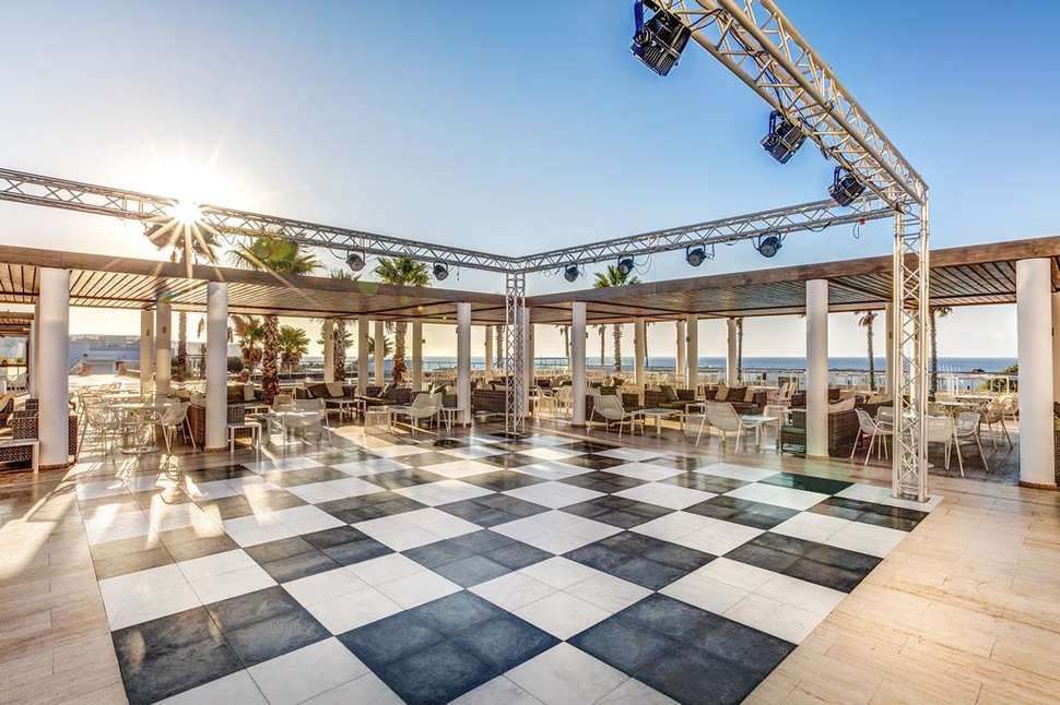 Een foto van het terras bij Magic Life Plimmiri by Atlantica