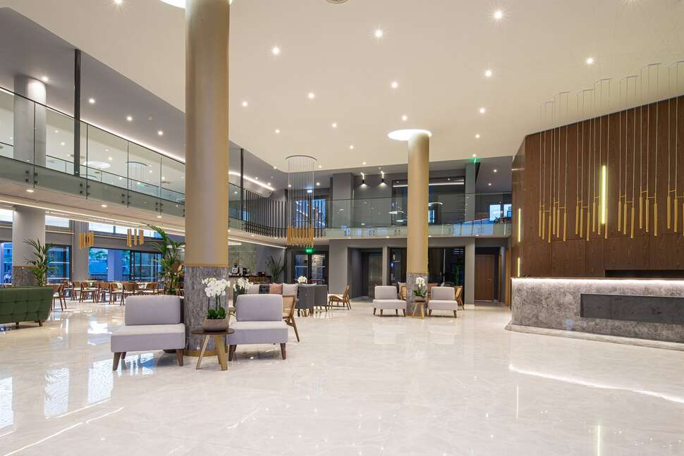 Een foto van het interieur van Portes Lithos Luxury Resort