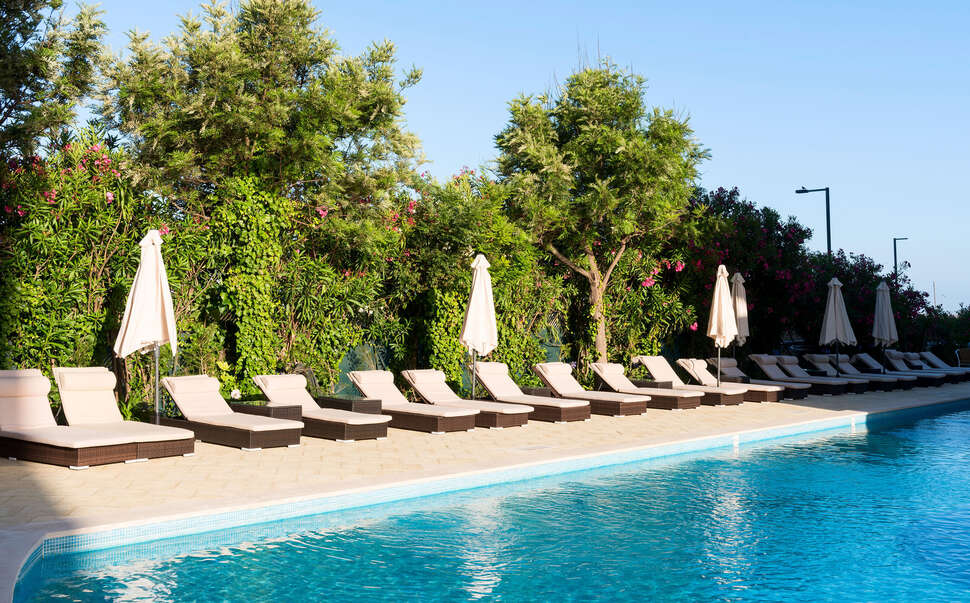 Ein Foto vom Pool im Tryp by Wyndham Lisboa Caparica Mar Hotel