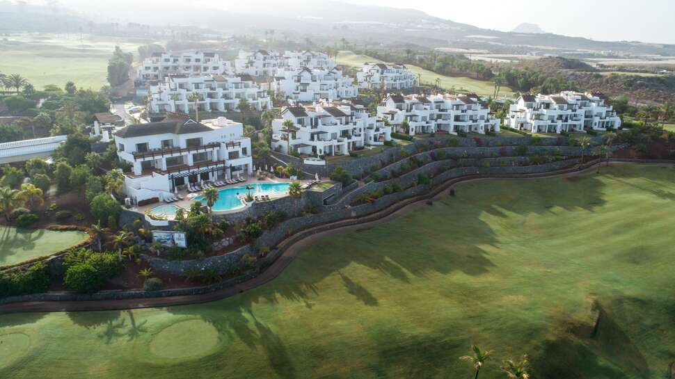 Een foto van de buitenkant van Las Terrazas de Abama Suites