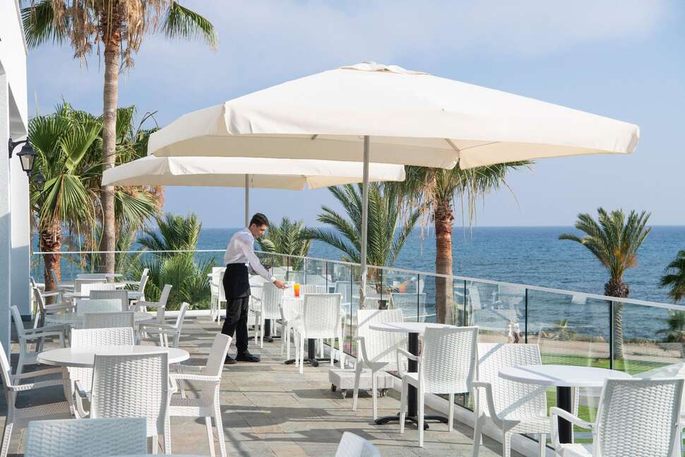 Een foto van het terras bij Akti Beach Village Resort