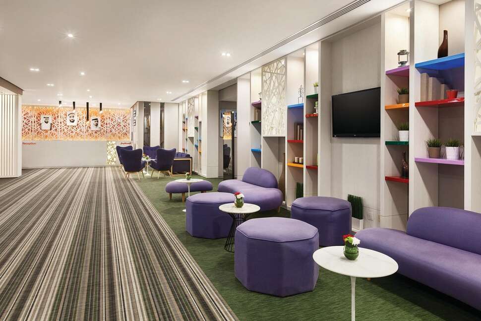 Een foto van het interieur van Ramada Hotel & Suites by Wyndham JBR