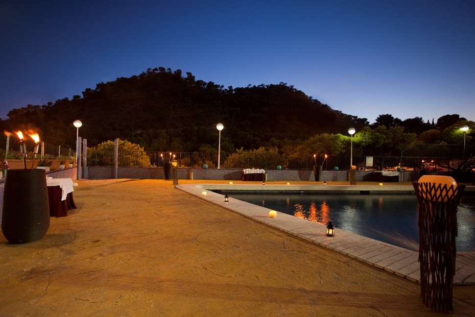 Een foto van het zwembad bij Sercotel Maya Alicante