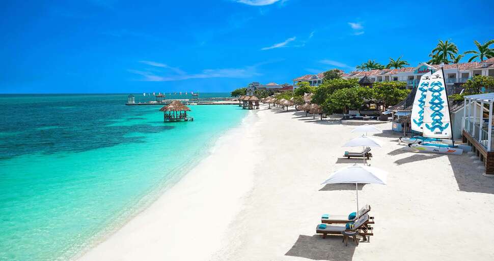 Ein Foto vom Strand beim Sandals Montego Bay