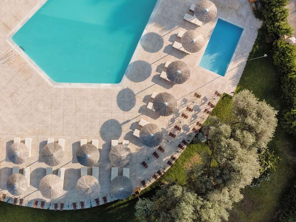 Een foto van het zwembad bij Evia Riviera Resort