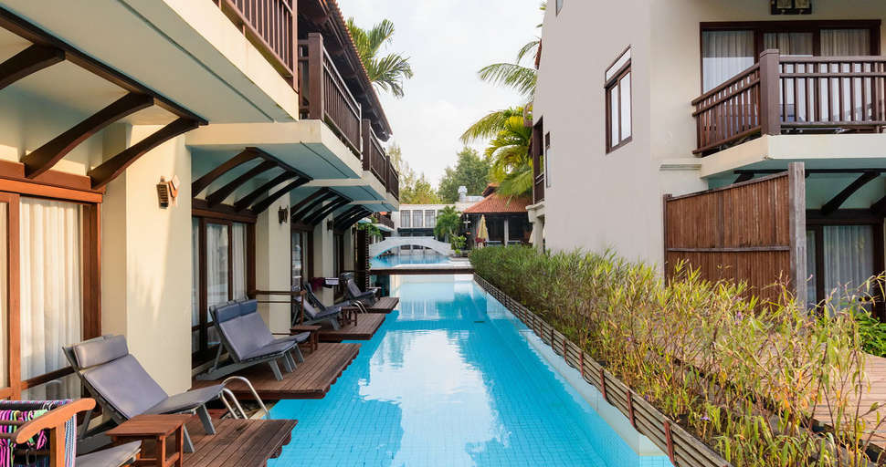 Een foto van het zwembad bij Khao Lak Oriental Resort