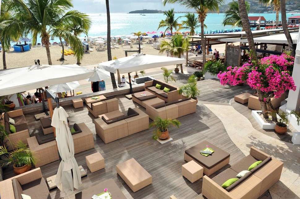Een foto van het terras bij Holland House Beach Hotel