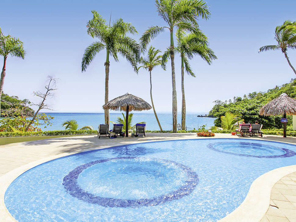 Een foto van het zwembad bij Grand Bahia Principe Cayacoa
