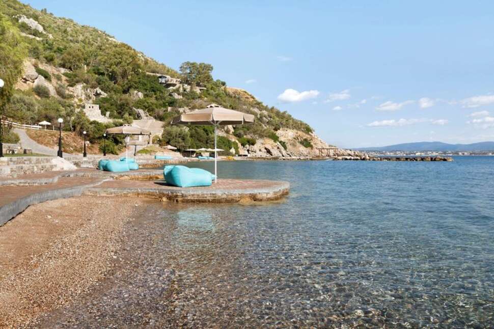 Een foto van het strand bij Ramada by Wyndham Loutraki Poseidon Resort