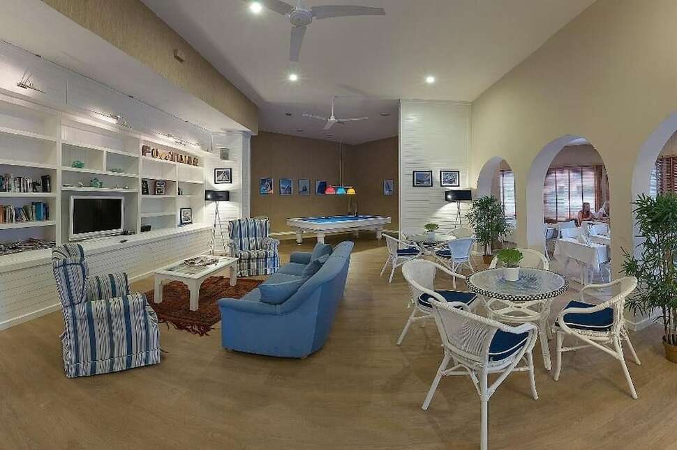 Een foto van het interieur van Fortuna Beach Hotel