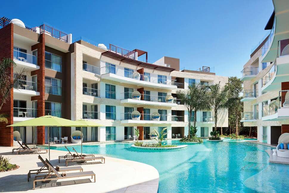 Een foto van de buitenkant van The Fives Beach Hotel & Residences