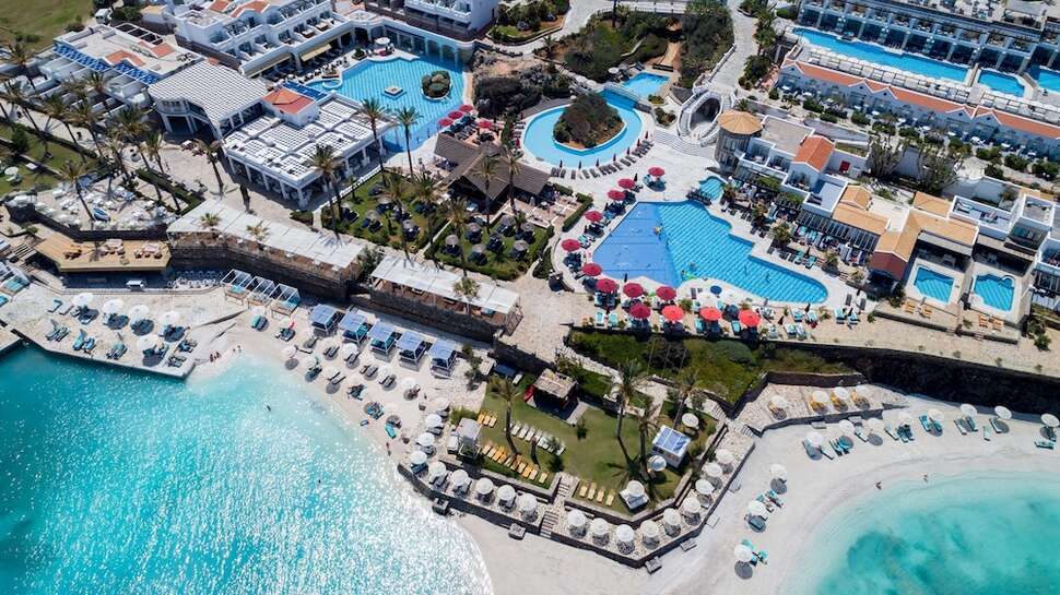 Een foto van de buitenkant van Minos Imperial Luxury Beach Resort & Spa