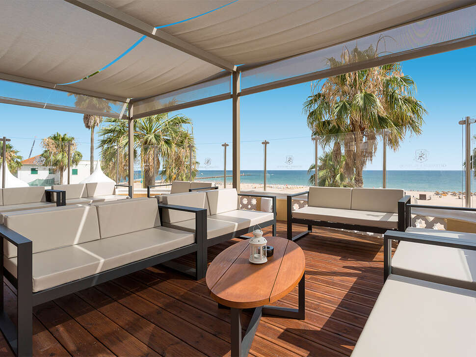Een foto van het terras bij AP Oriental Beach