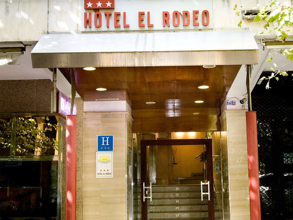 Ein Foto von der Außenansicht des Hotel Monarque El Rodeo