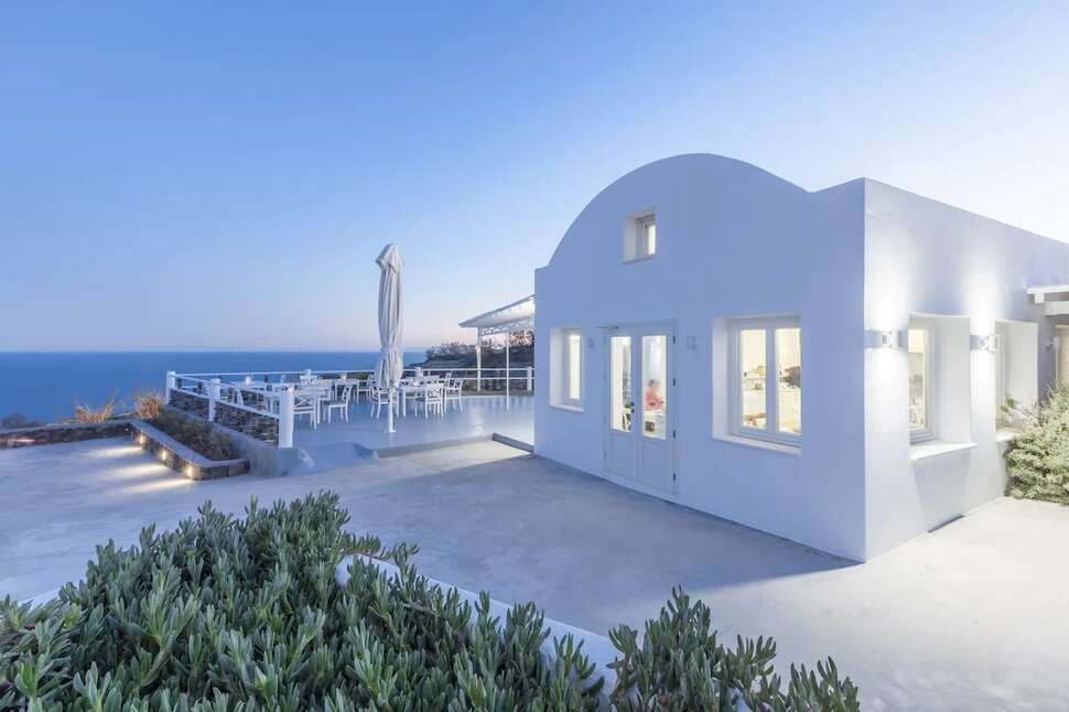 Een foto van het terras bij Kalestesia Suites